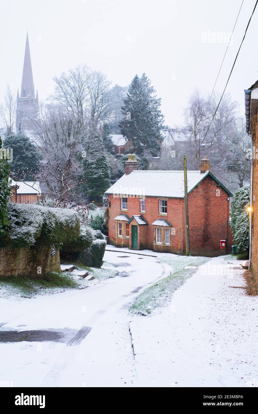 Little Bridge Road in den frühen Morgenstunden januar Schnee. Bloxham, Oxfordshire, England Stockfoto