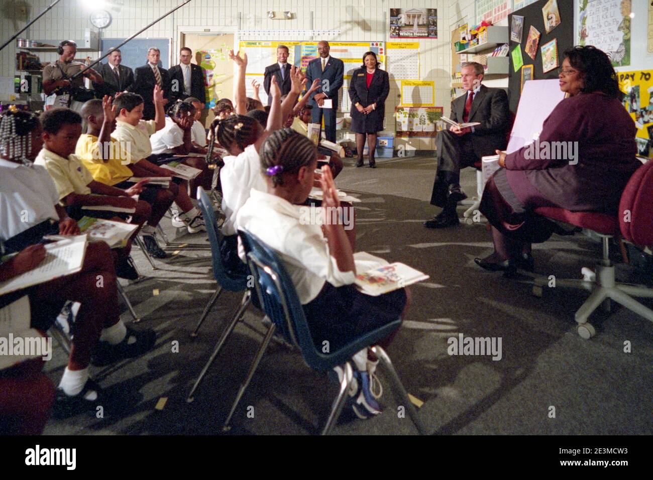 Präsident George W. Bush nimmt an einer Lesedemonstration am Morgen des Dienstag, 11. September 2001, an der Emma E. Booker Elementary School in Sarasota, Florida, Teil, wo er die Nachricht von einem zweiten Flugzeug erhielt, das in die Türme des World Trade Center in New York City einstürzte. Foto von Eric Draper. Stockfoto