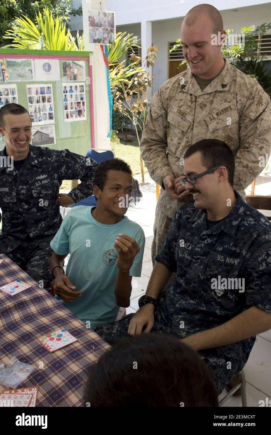 Marineinfanteristen und Segler können in Timor-Leste 130828 mehr mit weniger erreichen Stockfoto