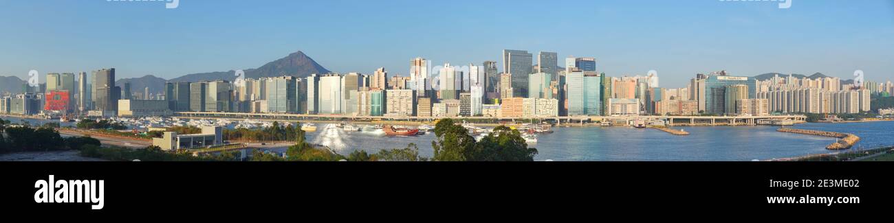 Panorama von Hong Kong Kowloon East Skyline vom Kai Tak Cruise Terminal. Panorama von Kwun Tong Bypass und Kwun Tong Promenade Stockfoto