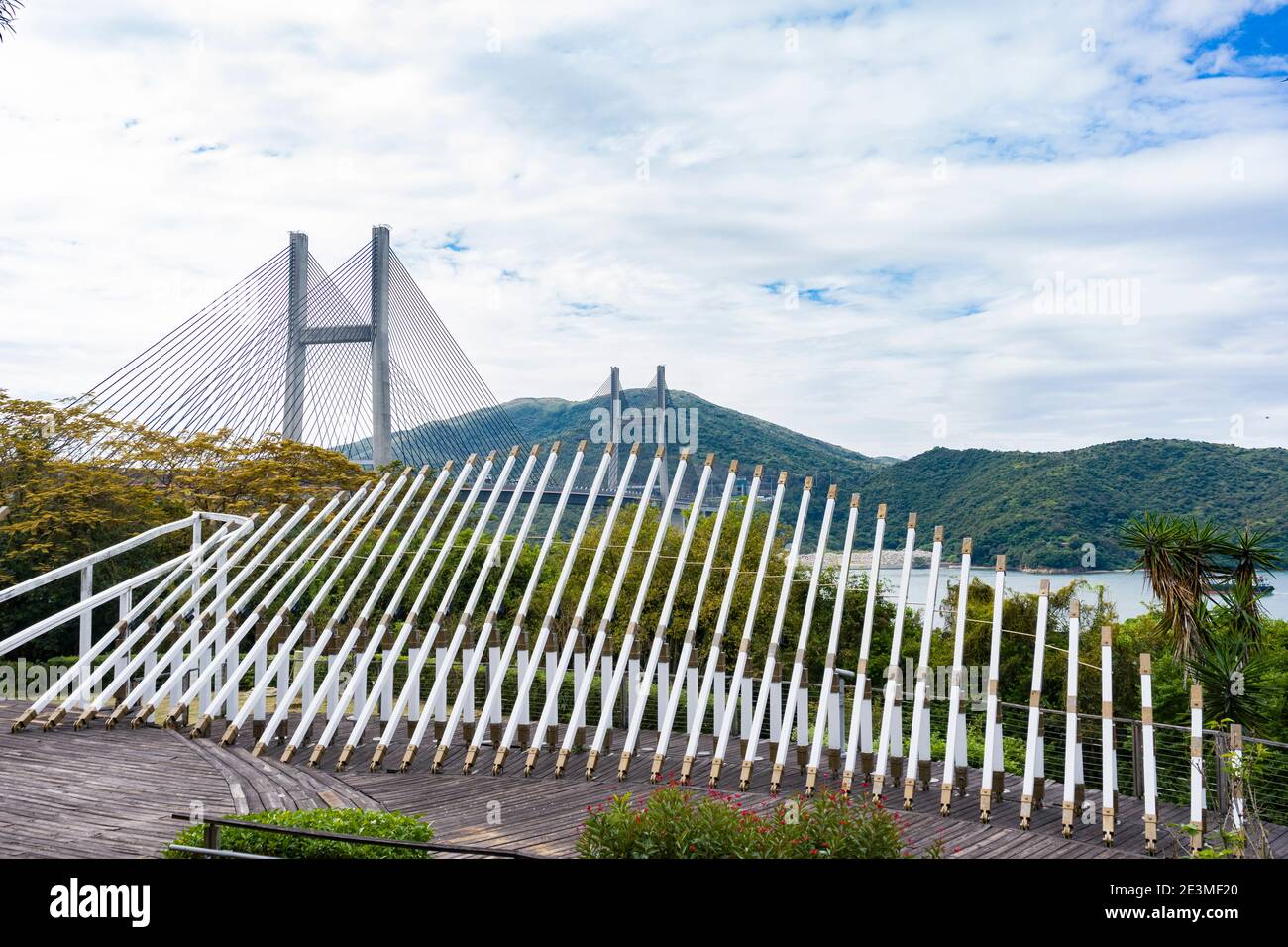 Blick auf die Tsing Ma Bridge vom Hilltop Lookout, Ma Wan Park, Hong Kong Stockfoto