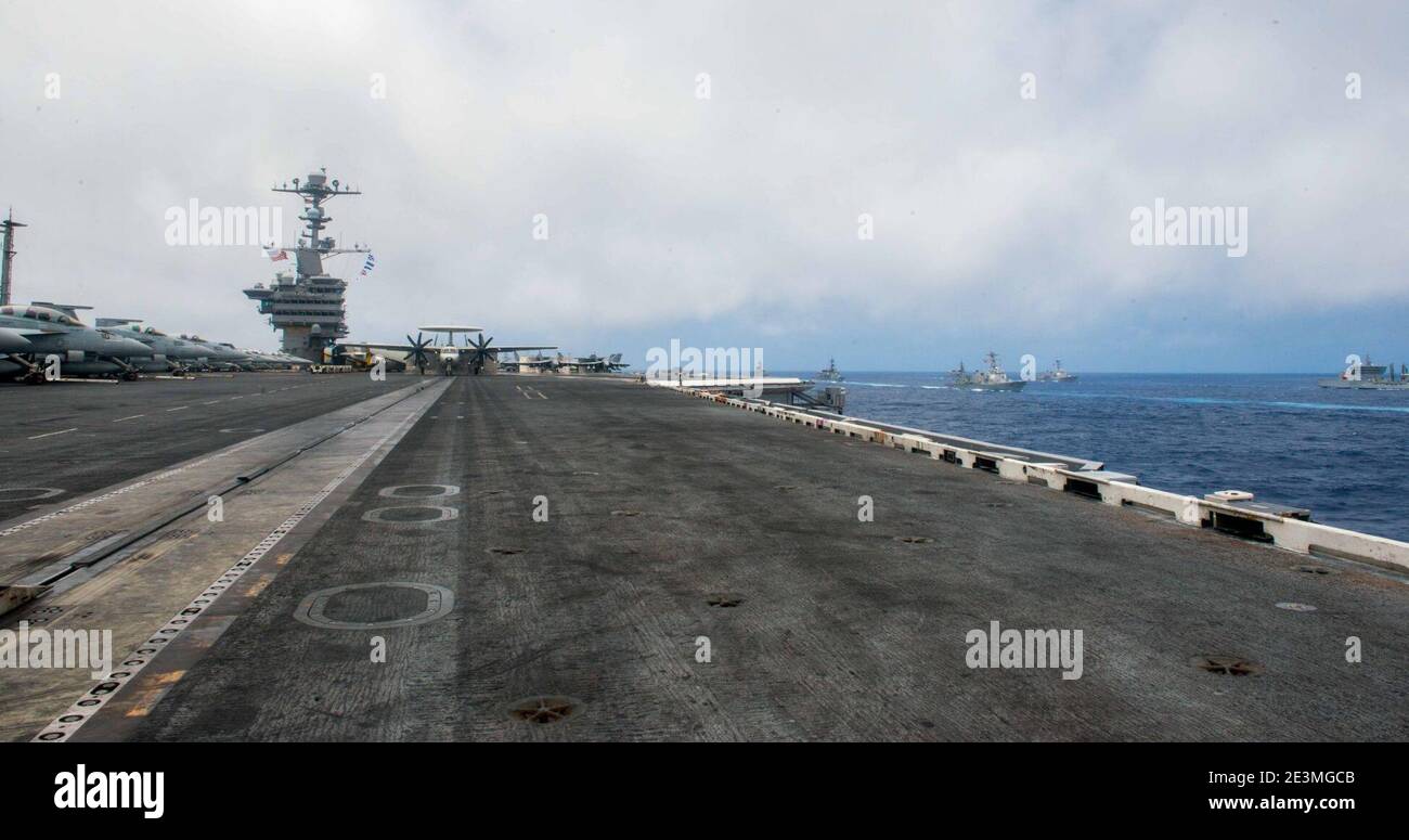 Malabar 2016 Teilnehmer der Indian Navy, Japanese Maritime Self-Defence Force (JMSDF) und U.S. Navy segeln in Formation neben USS John C. Stennis (CVN 74). Stockfoto