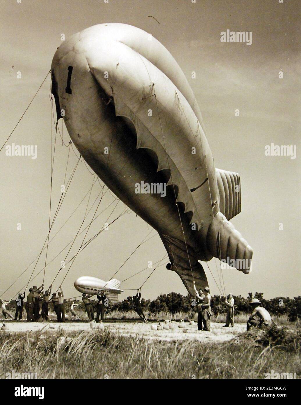 Marine Corps Ballon-Sperrwerk im Training auf Parris Island, South Carolina, 1942 (27267126874). Stockfoto