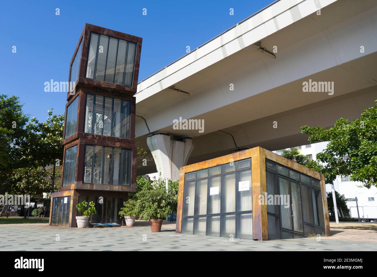 Kwun Tong Promenade in Hongkong sind Modelle von mechanischen Kranen und Abfallpapierbündel die künstlerischen Attraktionen der Promenade Stockfoto