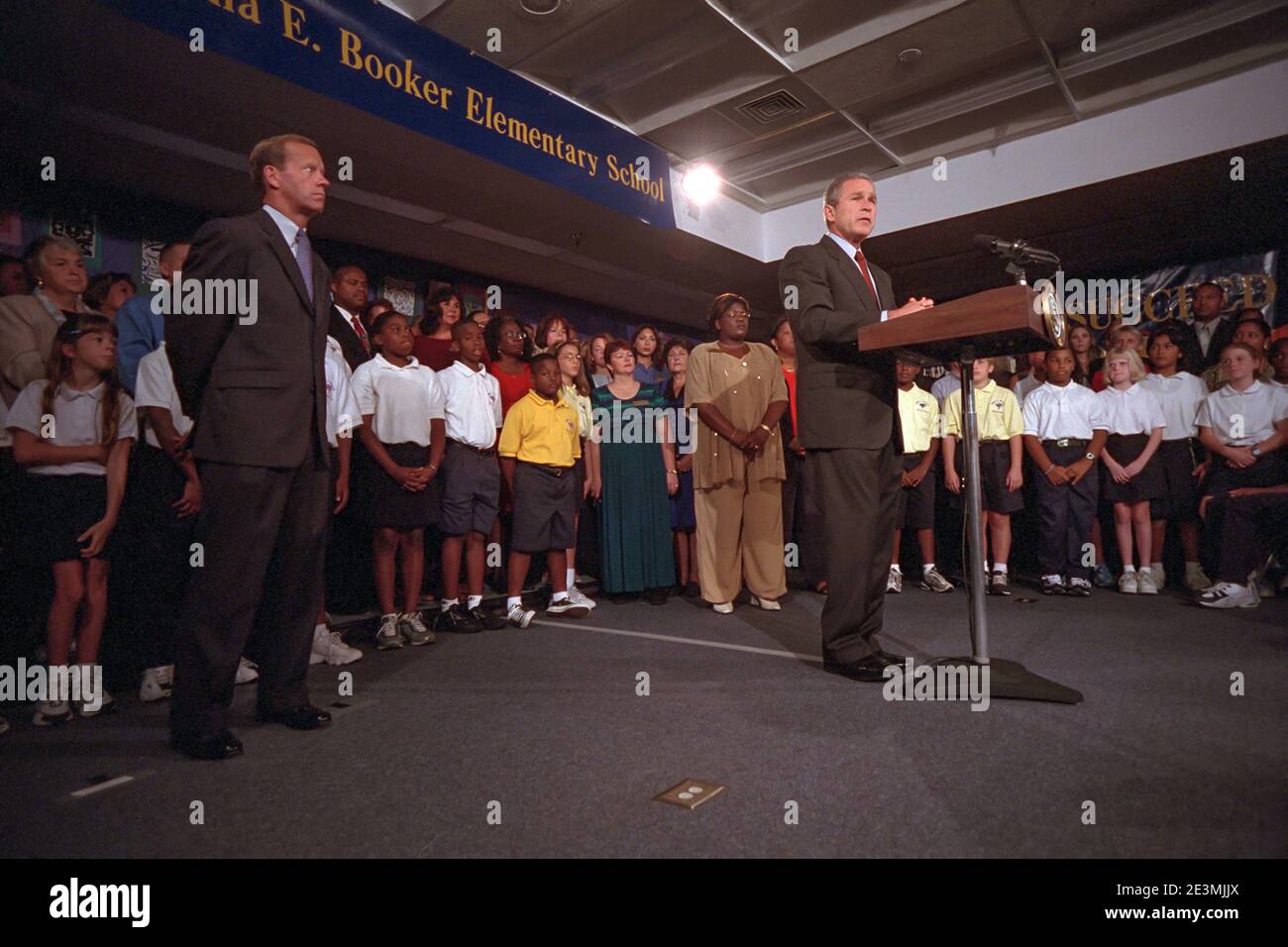 Präsident George W. Bush hält an die Nation Bemerkungen über die Terroranschläge auf US-Boden Dienstag, 11. September 2001, von Emma E. Booker Elementary School in Sarasota, Florida. Foto von Eric Draper. Stockfoto