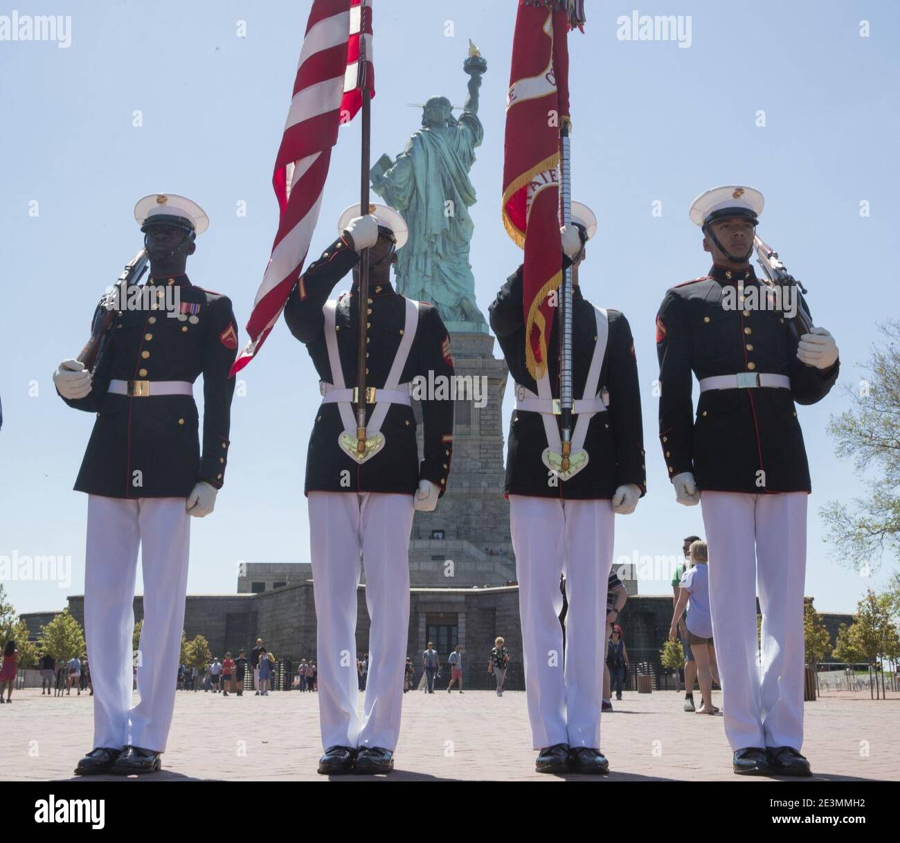Marine Corps Silent Drill Zug Parade das nationale Fähnrich während einer Vorstellung im Freiheitsstatue National Park während der Fleet Week New York 2019 - 1. Stockfoto