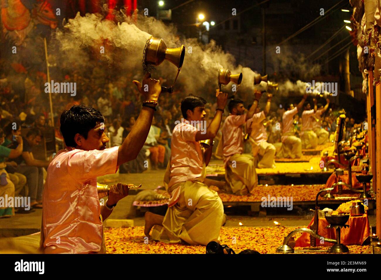 5. März 2020, Varanasi, Uttar Pradesh, Indien. Sadhus Durchführung Ganga Aarti am Abend Stockfoto