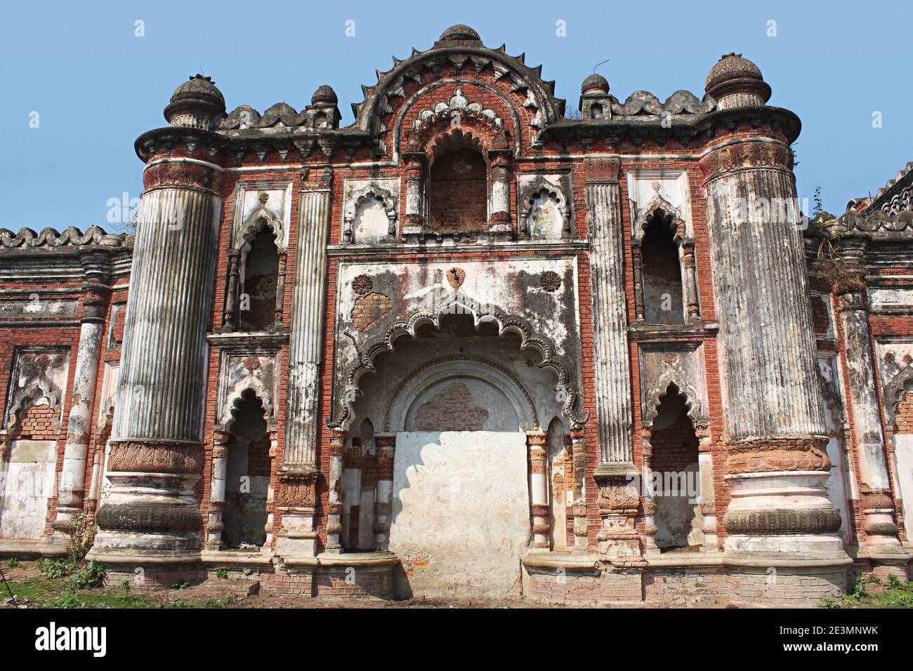 Hohe Pilaster, geriffelte Säulen und geschwungene Bögen in distintly europäischen Stil mit indischen Elementen gemischt, Wand des alten Palastes Darbhanga, Bihar, Indi Stockfoto