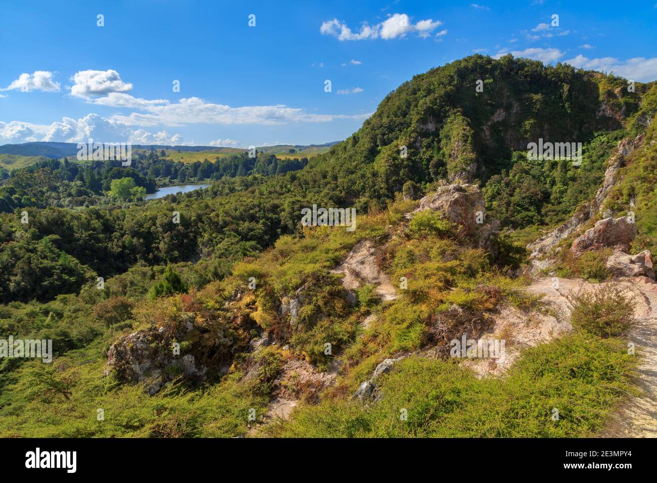 Der Blick vom Rainbow Mountain oder Maungakakakaramea, einem geothermisch aktiven Hügel in der Nähe von Rotorua, Neuseeland. Auf der linken Seite ist der See Ngahewa Stockfoto