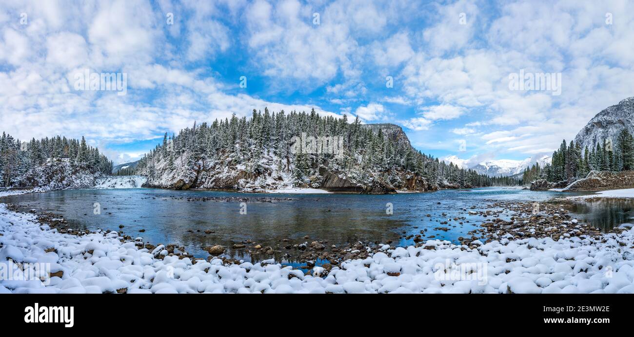 Panoramablick auf Bow Falls Aussichtspunkt im verschneiten Winter. Banff National Park Bow River malerische kanadische Rockies. Stockfoto