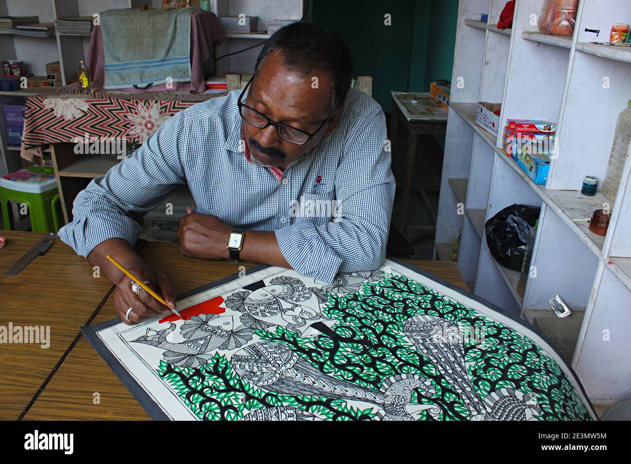 11 März 2020 Madhubani, Bihar, Indien. Künstler, der an einem Madhubani-Gemälde arbeitet Stockfoto
