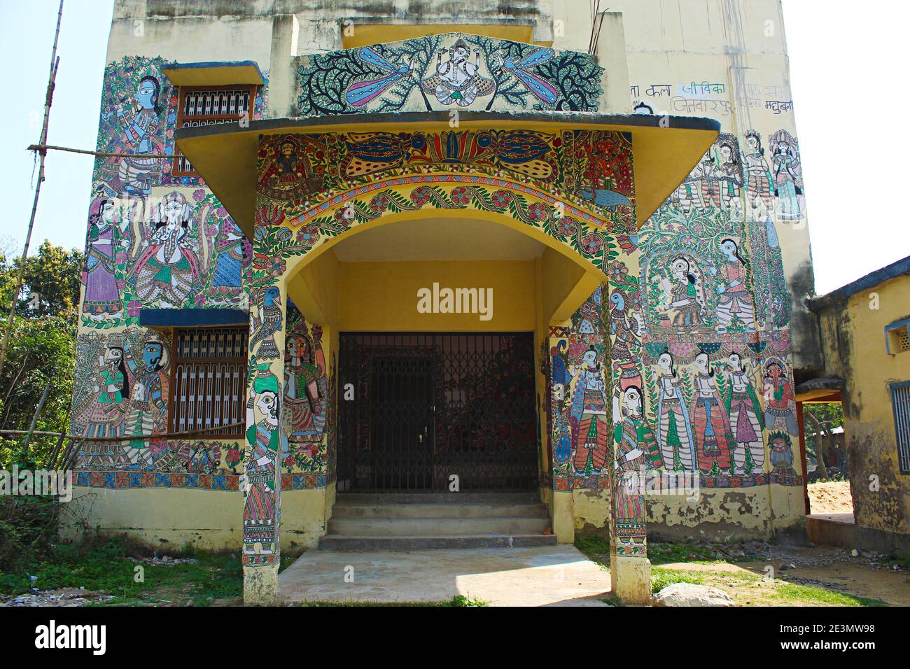 Schule, wo madhubani Malerei gelehrt wird. Madhubani Gemälde an der Wand. Madhubani, Bihar, Indien Stockfoto