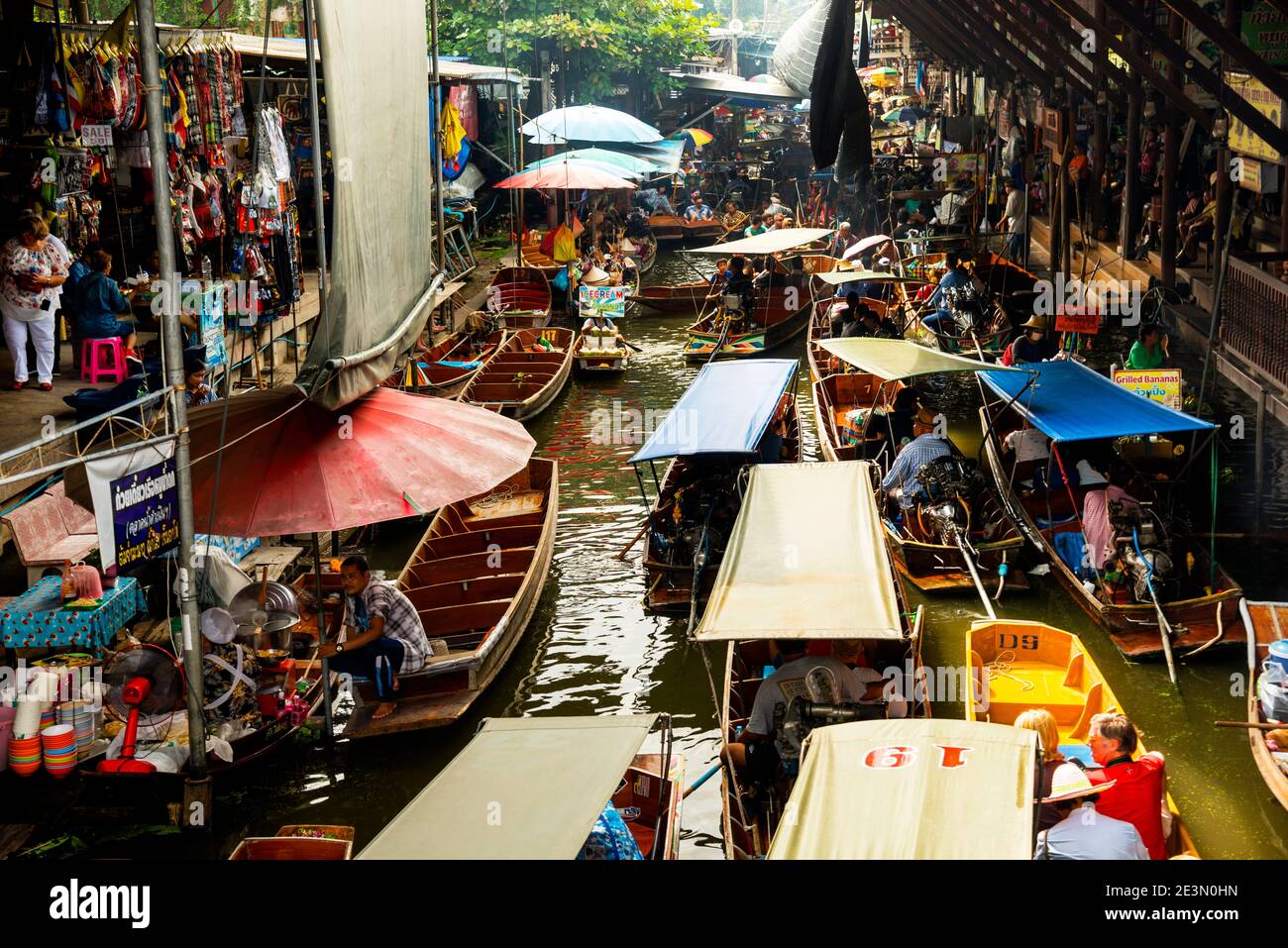 Damneon Saduak schwimmender Markt in Thailand. Stockfoto