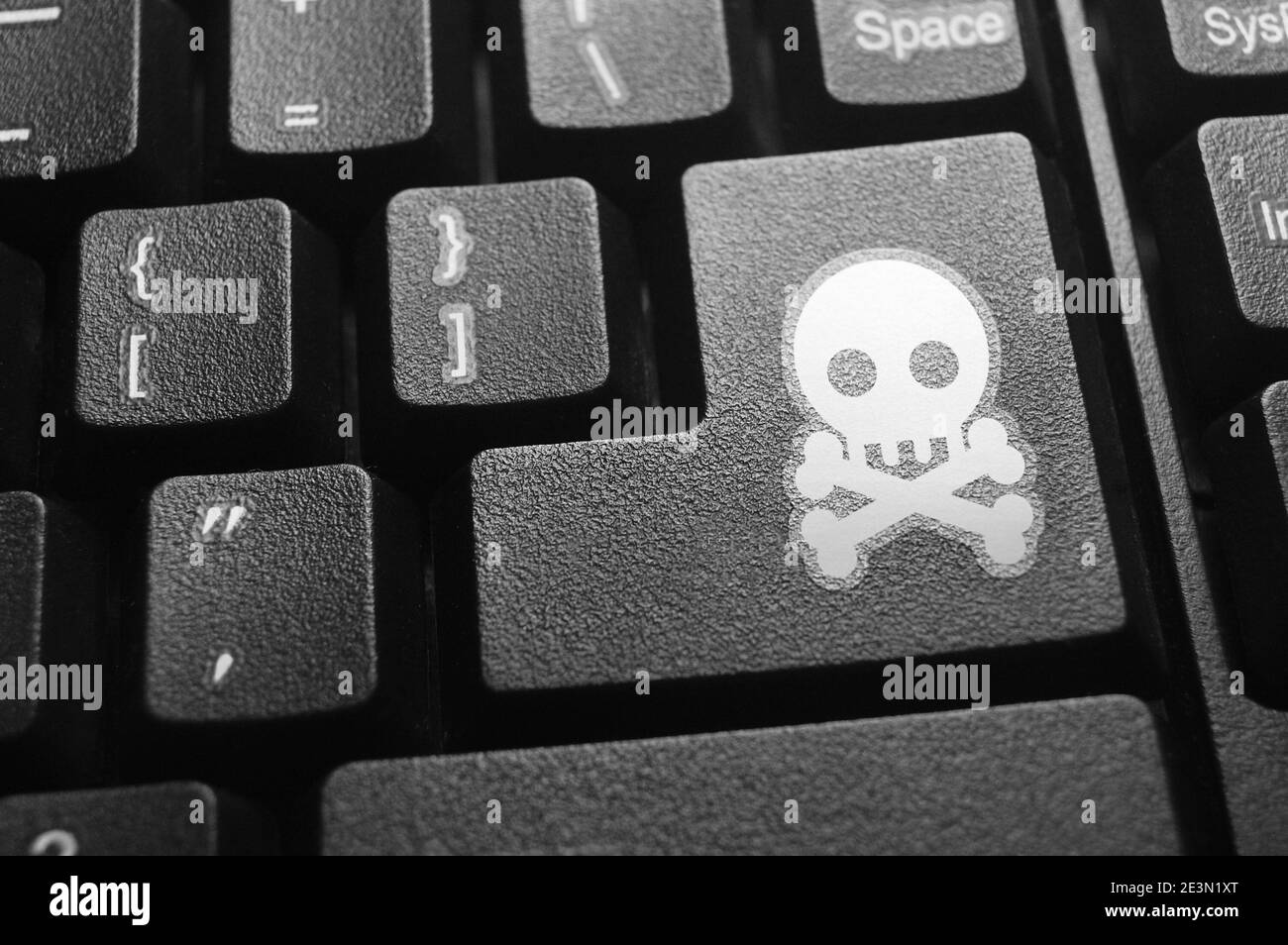 Schädel und Knochen oder Piraterie Angriff Taste auf der Tastatur Stockfoto