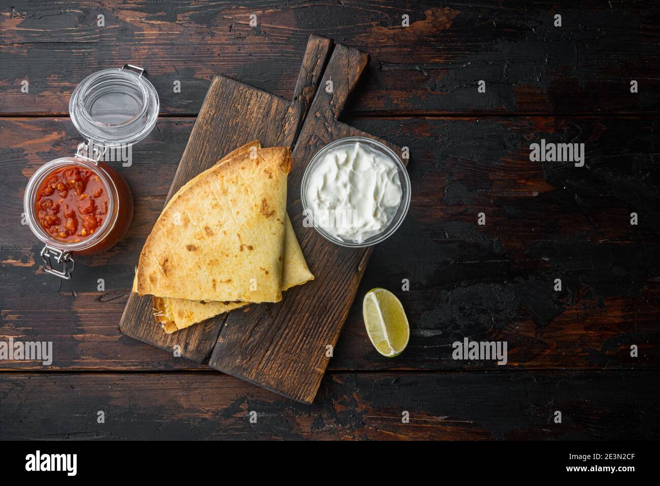 Gegrillte Quesadillas Tortillas Mit Kase Auf Holzbrett Und Zwei Wurzige Dips Ananas Salsa Und Guacamole Der Dunkle Hintergrund Mexikanische Kuche Anhand Von Quantitativen Simulatio Stockfotografie Alamy