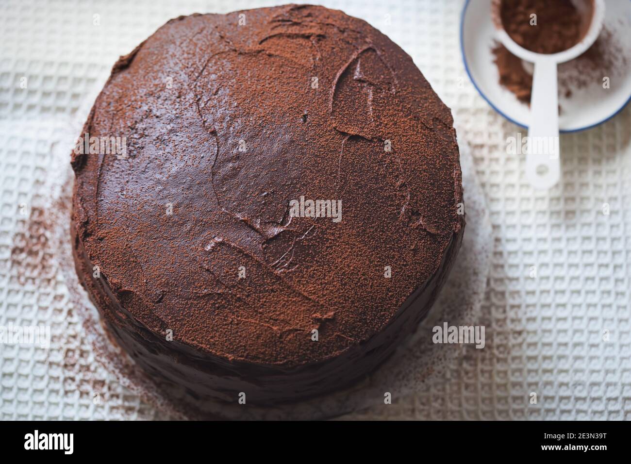 Schokoladenkuchen in Lagen. Dunkler Schokoladenkuchen auf Buttermilch und Cola Stockfoto