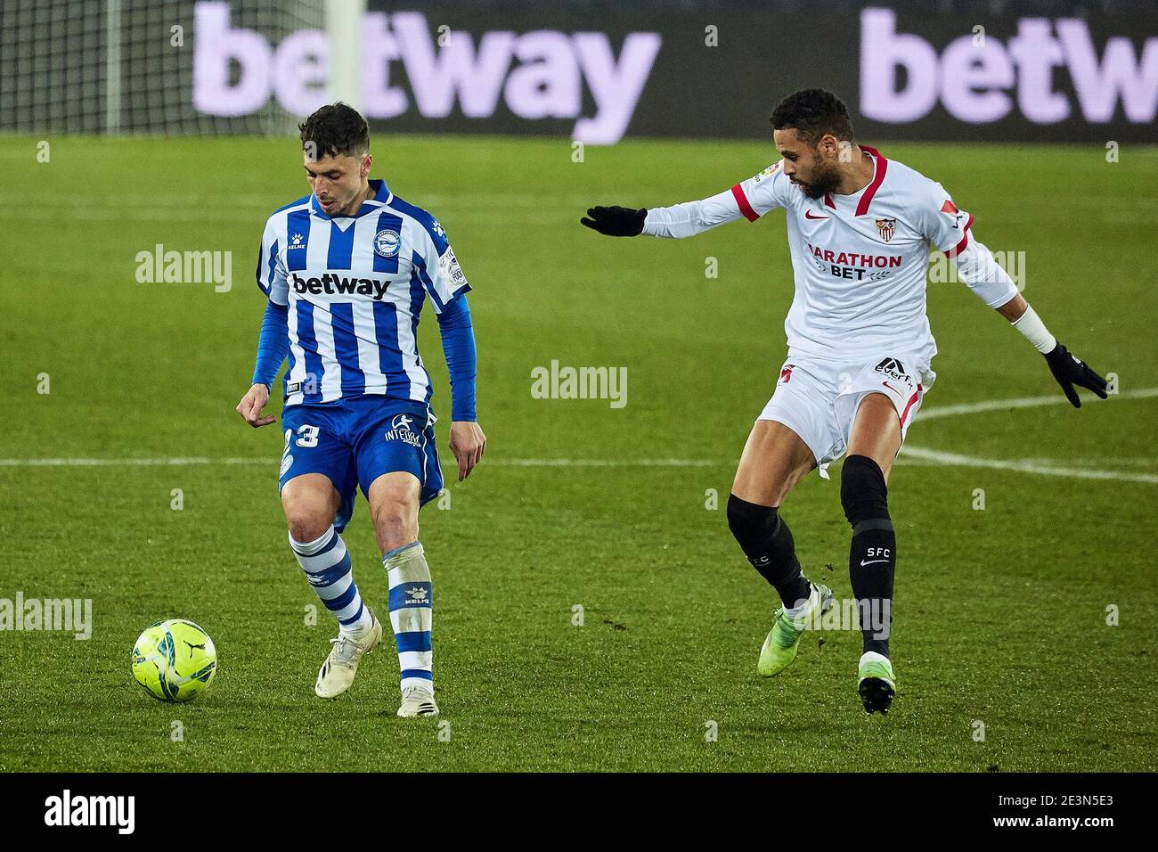 Ximo Navarro von CD Alaves und Youssef en Nesyri of Sevilla während der spanischen Meisterschaft La Liga Fußballspiel dazwischen CD/LM Stockfoto