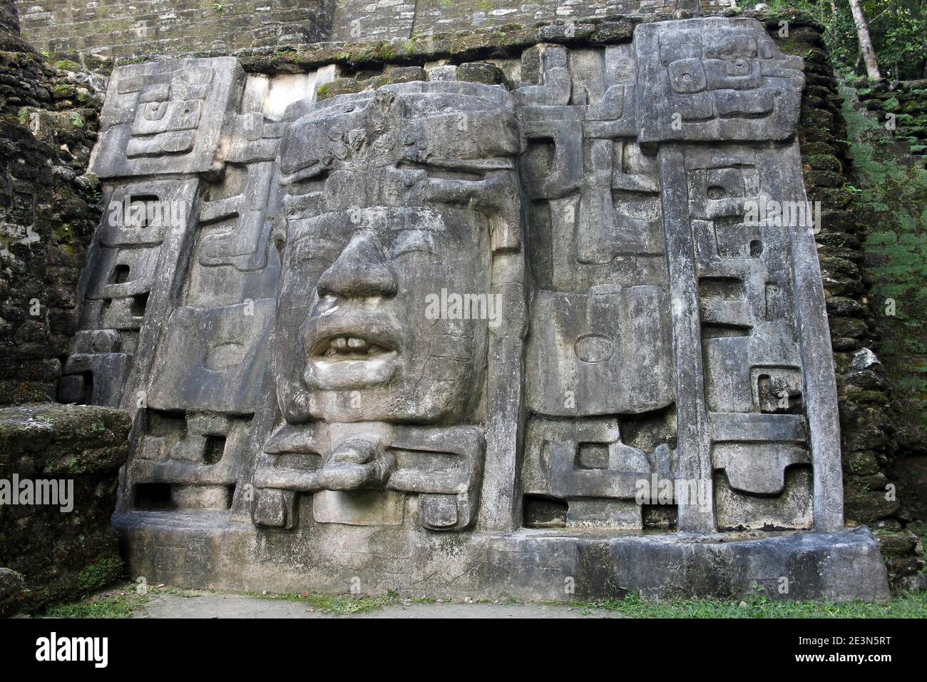 Maske-Tempel, Lamanai, Belize Adorned durch eine 13-Fuß-Stein-Maske eines alten Maya-Königs Stockfoto