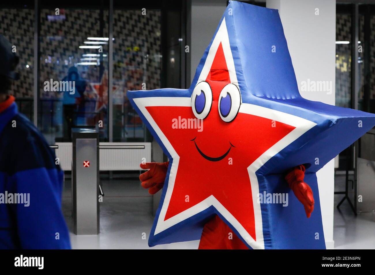 Moskau, Russland. Januar 2021. KHL-Eishockeyspiel der regulären Saison: CSKA Moscow vs Spartak Moscow - Moscow CSKA Arena. Star mascotte Stockfoto