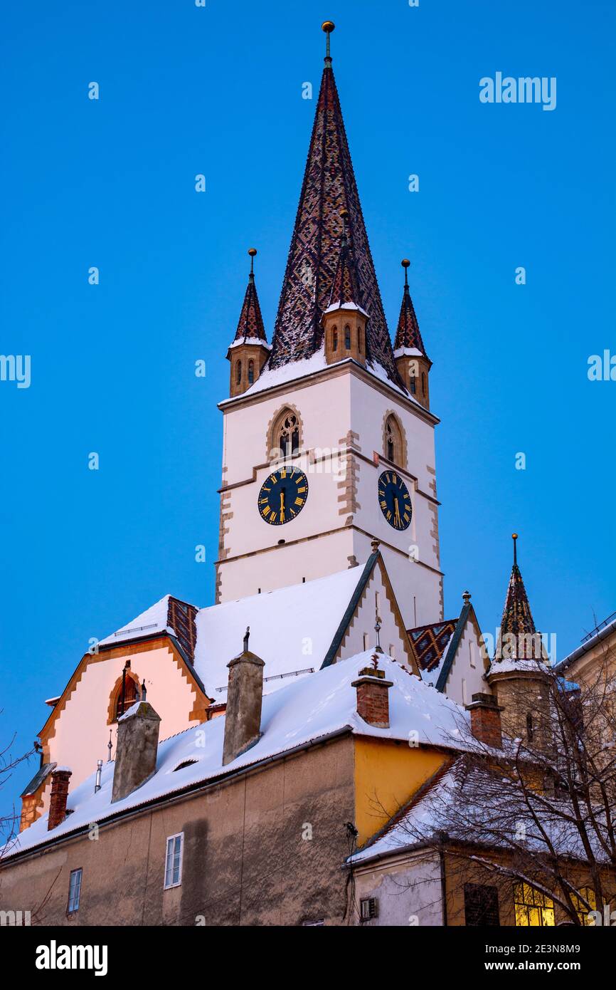 Sibiu, Siebenbürgen, Rumänien, gotisch-lutherische Kathedrale aus dem XIV. Jahrhundert am Wintertag mit Schnee Stockfoto