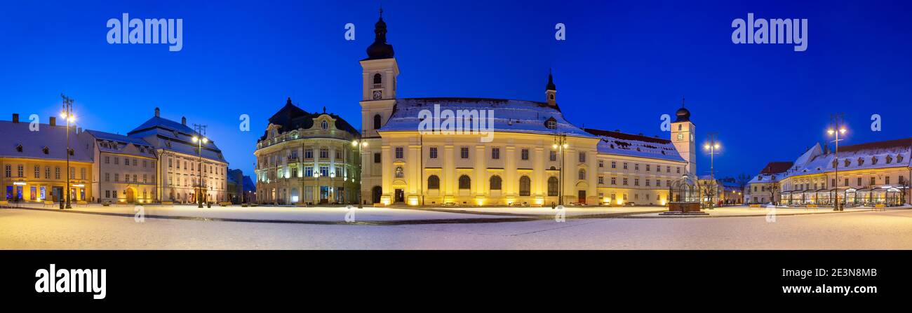 Panorama von Sibiu, Siebenbürgen, Rumänien, bei Dämmerung, Hauptstadtplatz im Winter mit Schnee Stockfoto