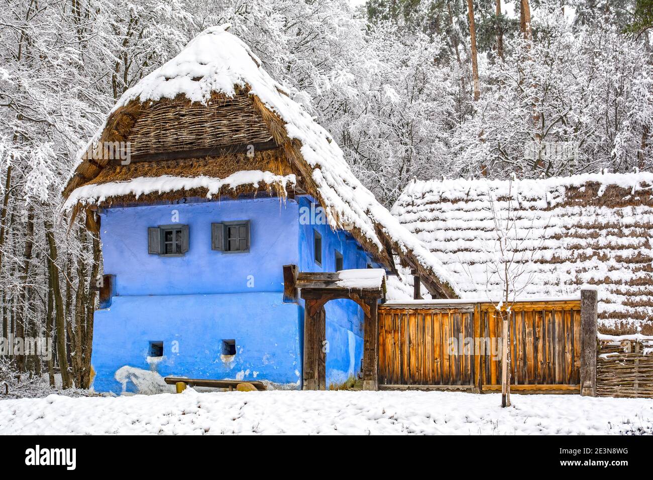 Schöne traditionelle alte blaue Haus in Astra Freilichtmuseum in Sibiu, Siebenbürgen, während der Wintersaison mit Schnee Stockfoto