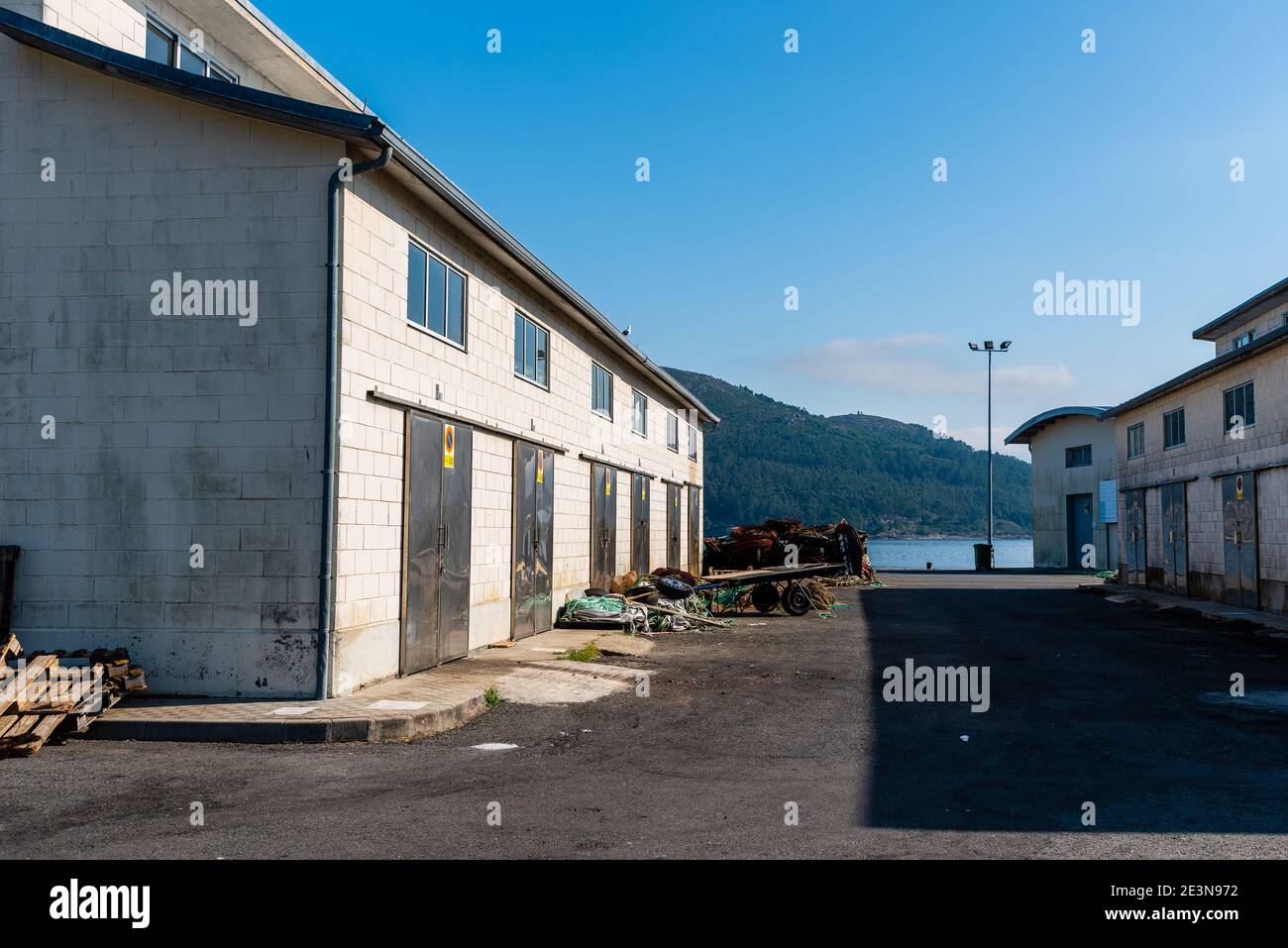 Alte Lagerhäuser für Fischer in einem Hafen. Muros, Galicien, Spanien Stockfoto