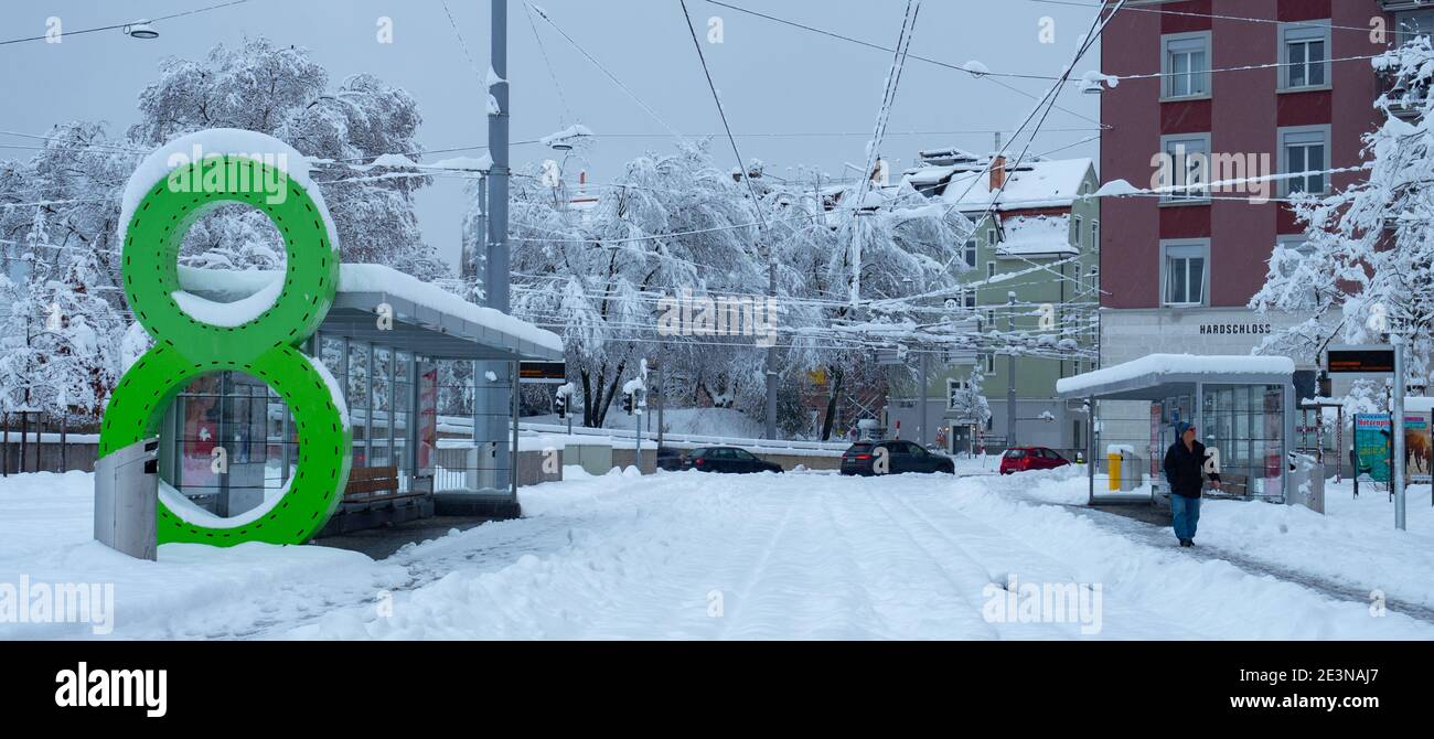 Zürich, Schweiz - 15. Januar 2021: Straßenbahnhaltestelle wegen Schnee außer Betrieb Stockfoto