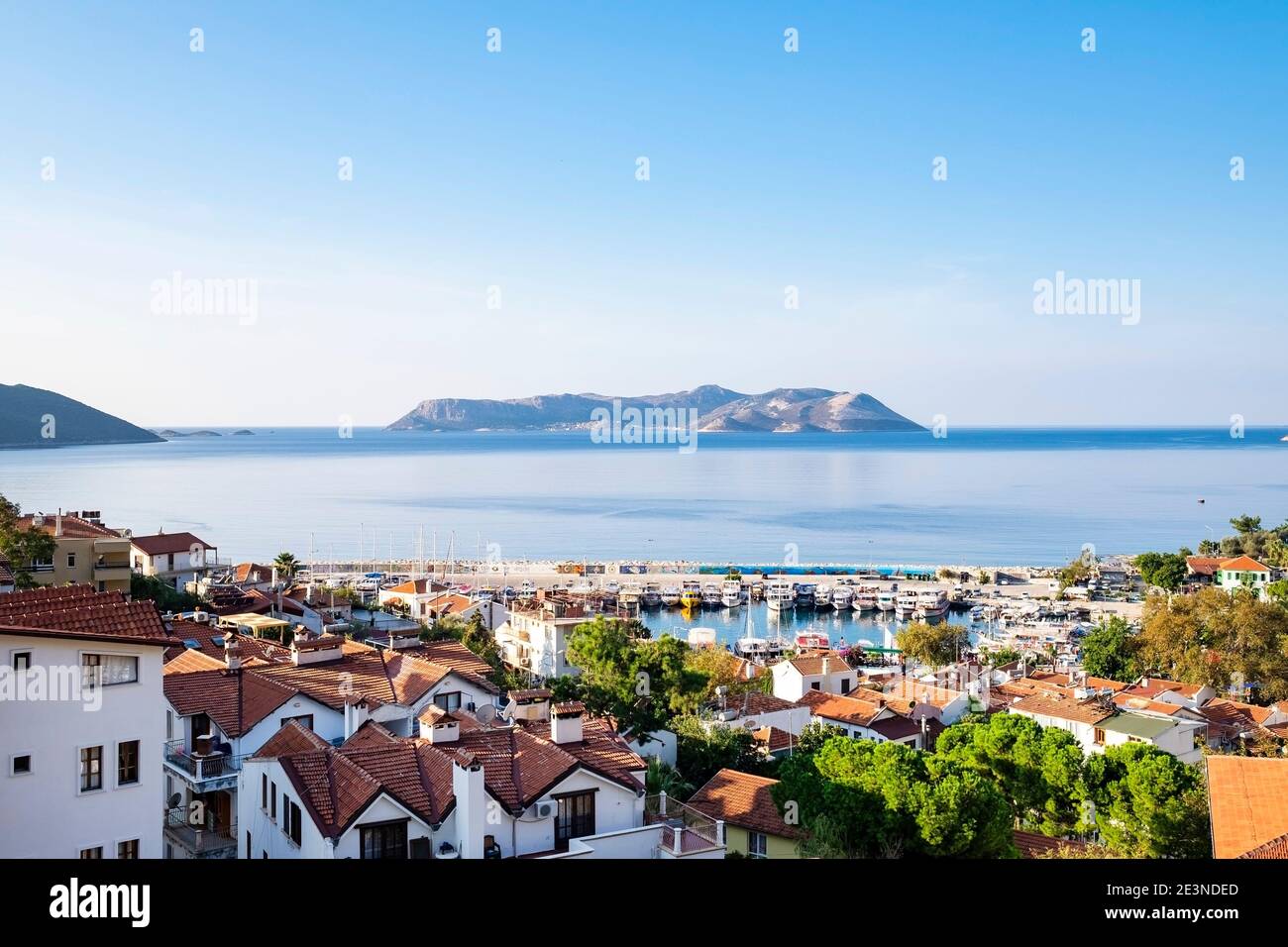 Schöne Aussicht auf die Stadt Kas an der Mittelmeerküste, die Türkei und die griechische Insel Meis Stockfoto