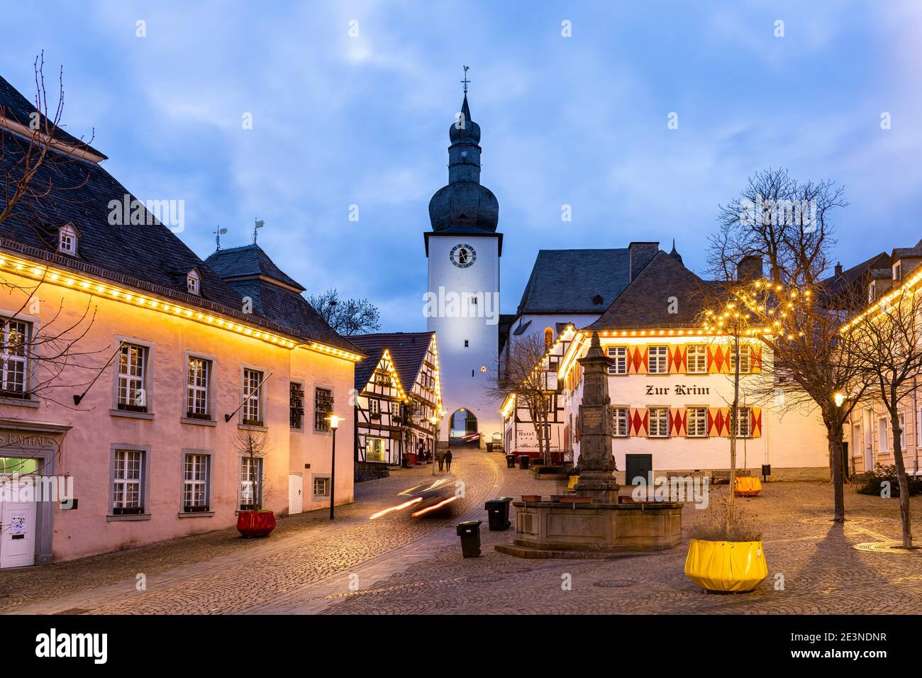 Alter Markt mit Maximilianbrunnen, Haus zur Krim und Glockenturm, Arnsberg, Hochsauerlandkreis, Nordrhein-Westfalen Altmarkt mit historischem Haus z Stockfoto