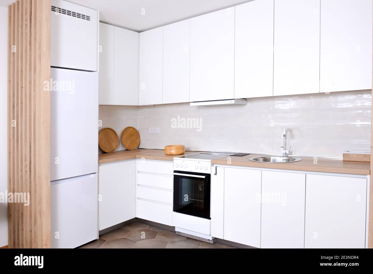 Neue Küche in einer renovierten Wohnung Stockfoto