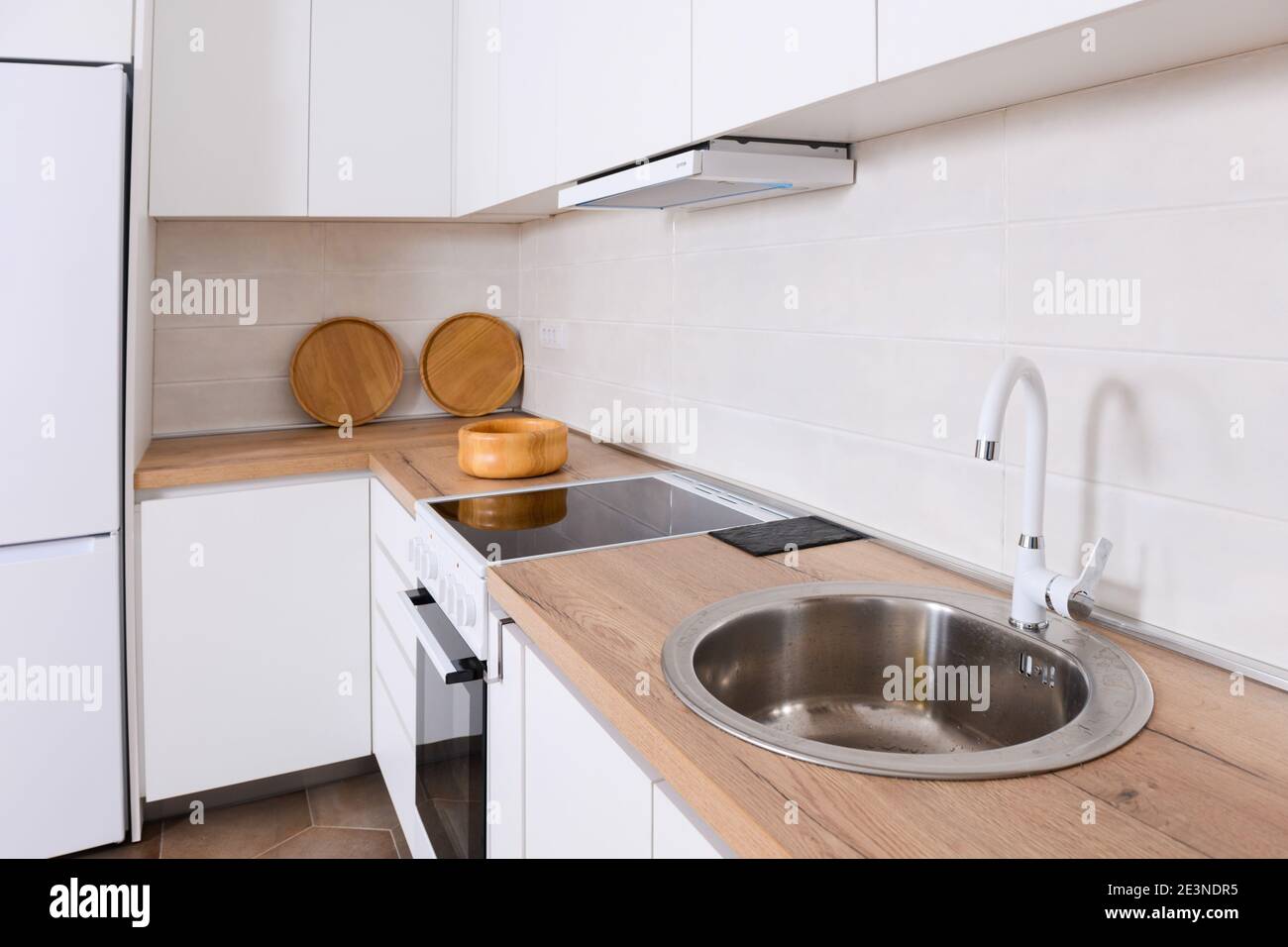Neue Küche in einer renovierten Wohnung Stockfoto