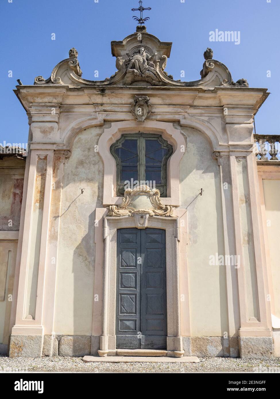 Alte Villa Visconti Castiglioni auf dem Fahrrad-Fußweg, der entlang der Naviglio, künstlichen historischen Kanal, in der Landschaft außerhalb Mi läuft Stockfoto