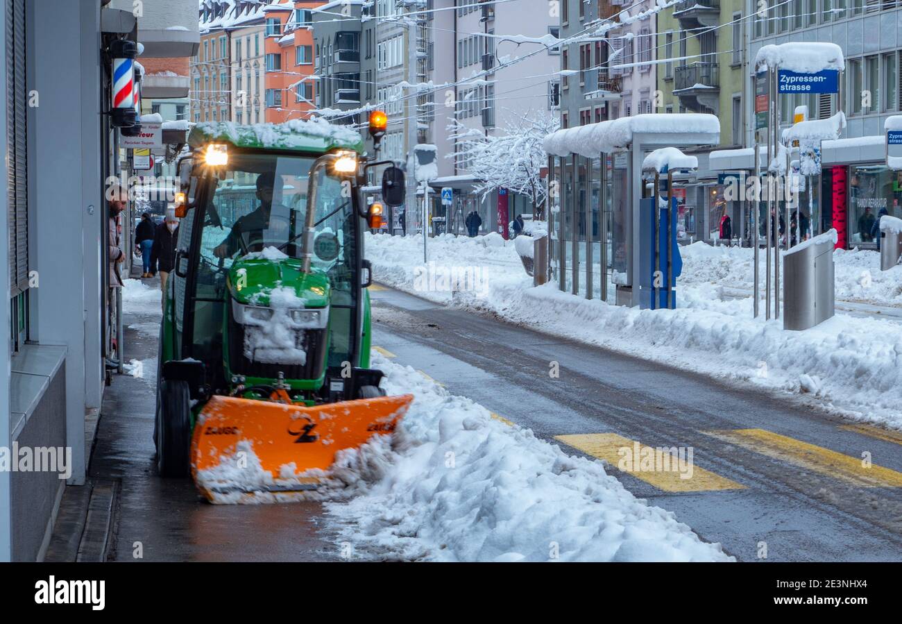 Zürich, Schweiz - 15. Januar 2021: Ein Schneepflug auf einer Fußstraße in Betrieb Stockfoto