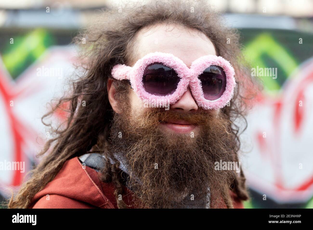 Bärtiger Hipster-Mann in Sonnenbrille Stockfoto