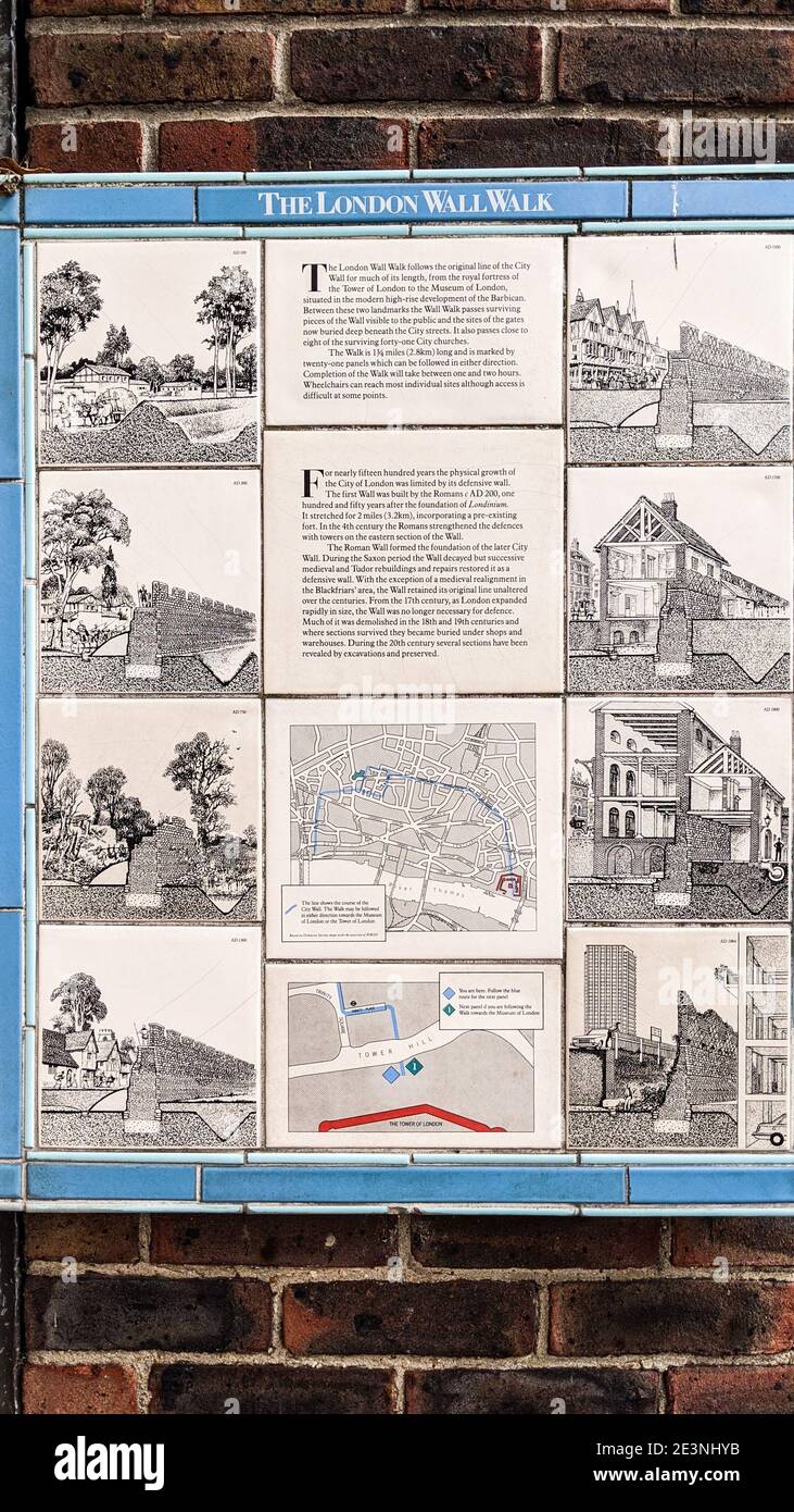 Der London Wall Walk Informationen Plakette Fliesen umreißt den Spaziergang auf der Spur der archäologischen Ursprünge des römischen Londinium. Eine beliebte selbstgeführte Wanderung. Stockfoto