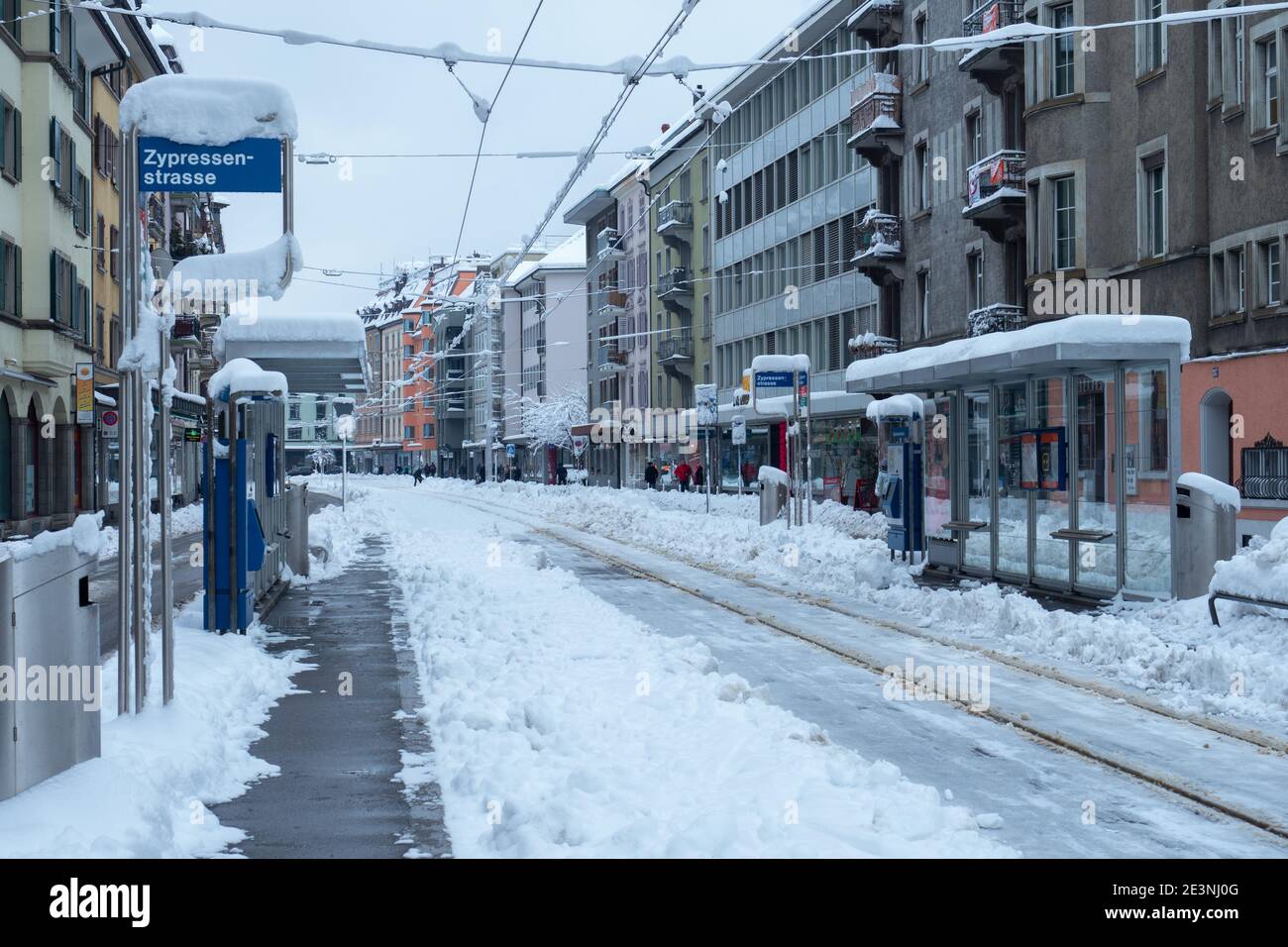 Zürich, Schweiz - 15. Januar 2021: Straßenbahnhaltestelle wegen Schnee außer Betrieb Stockfoto