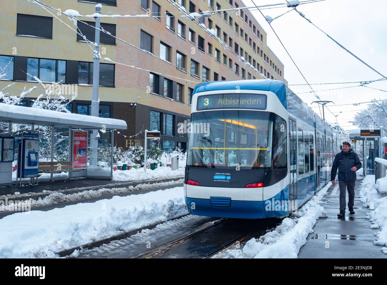 Zürich, Schweiz - 15. Januar 2021: Erste Straßenbahn nach Schneefall in Betrieb Stockfoto