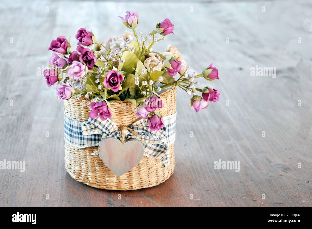 Blumenstrauß Anordnung in einem Korb auf Holztisch Stockfoto