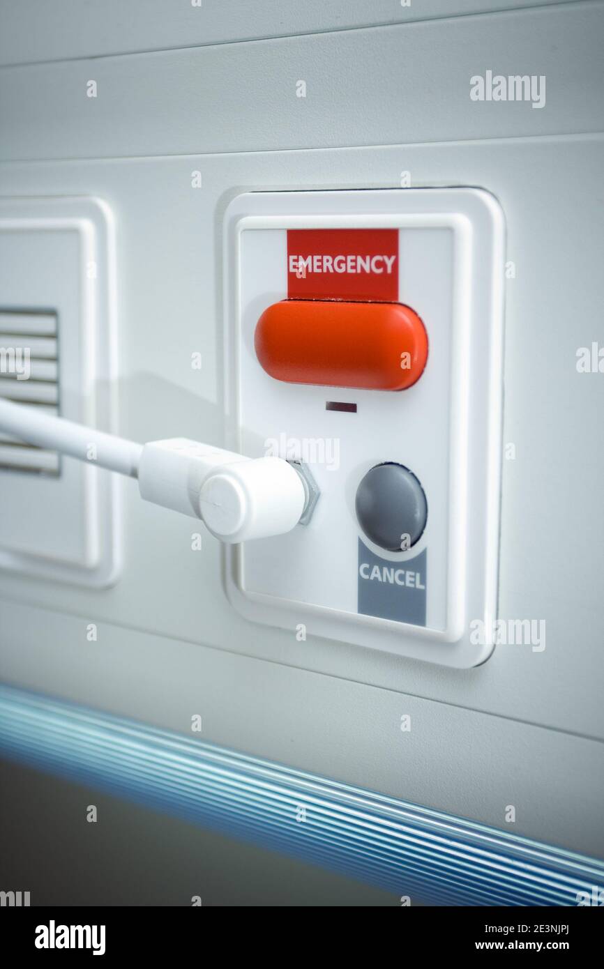 Notausschalter in der Nähe des stationären Bettes auf der Krankenhausstation Stockfoto