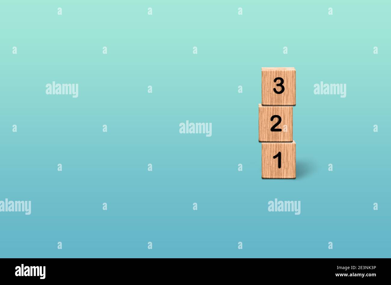 Holznummernblöcke 1 2 3 auf blautürkisfarbenem Hintergrund, Anzahl 123 Regelkonzept Stockfoto