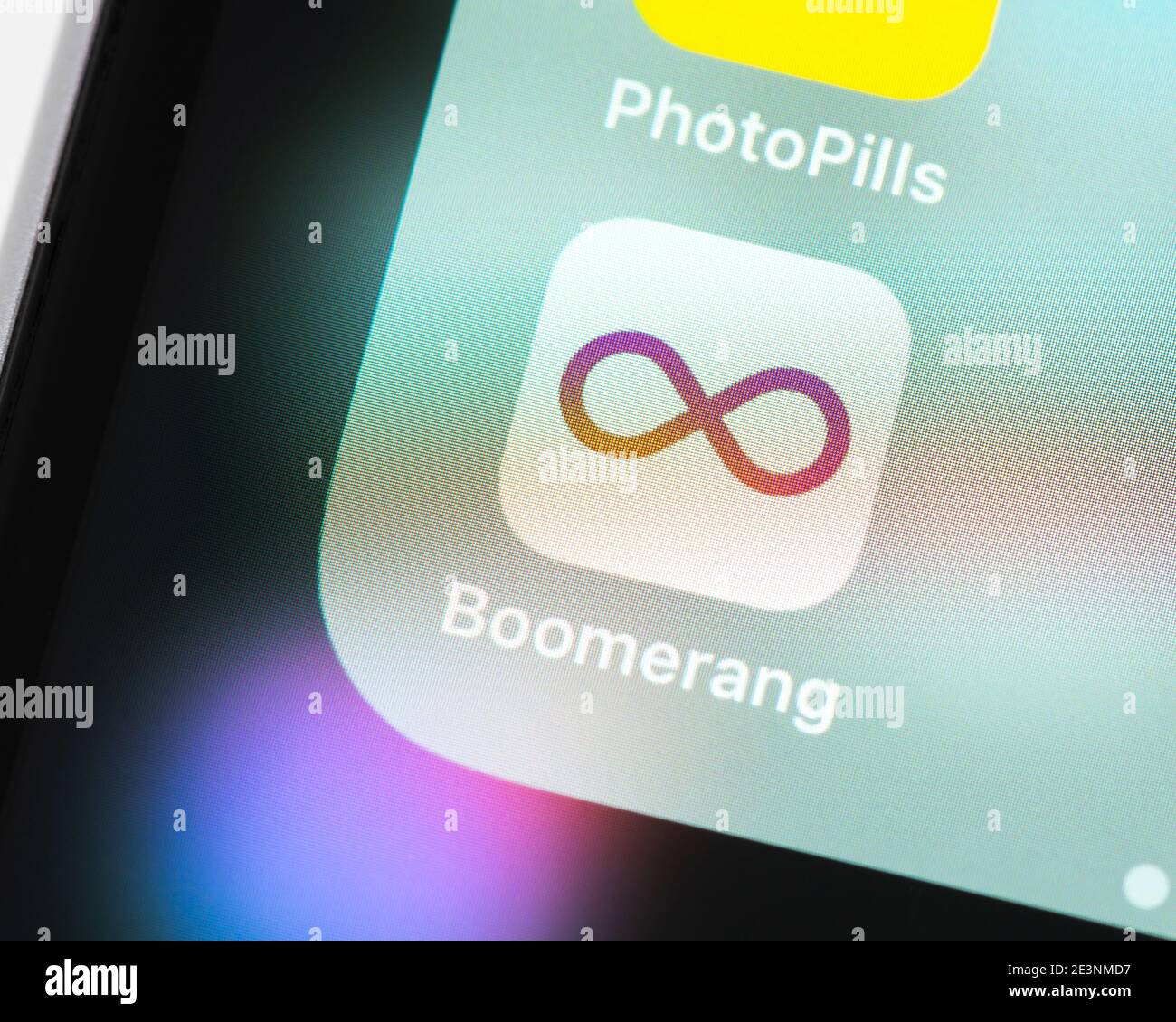 Boomerang App-Symbol auf dem Apple iPhone-Bildschirm. Boomerang nimmt eine Reihe von Fotos und fügt sie in ein Mini-Video, das vor und zurück spielt. Stockfoto