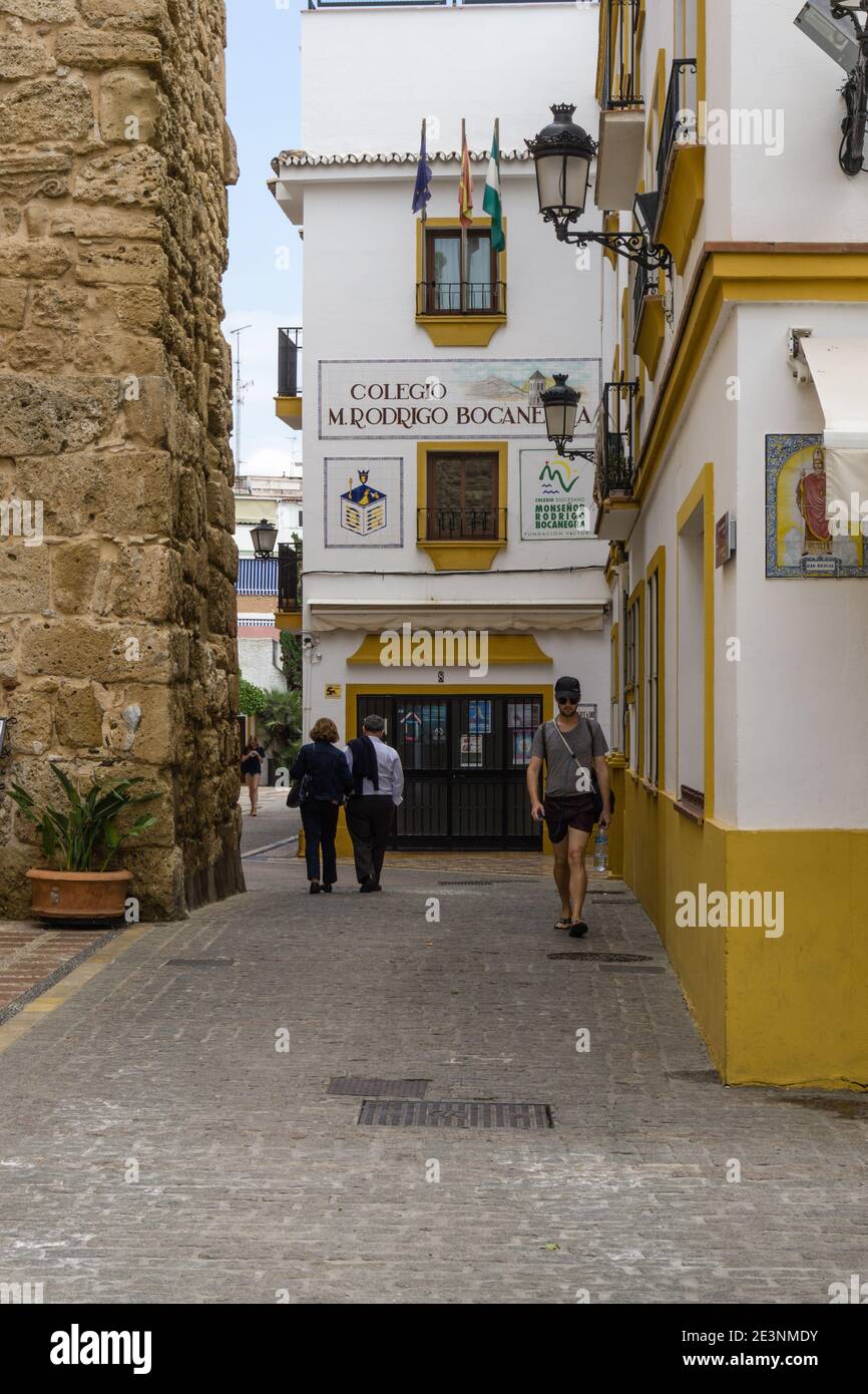 Malerische schmale Straße in Marbella Altstadt, Andalusien, Spanien Stockfoto