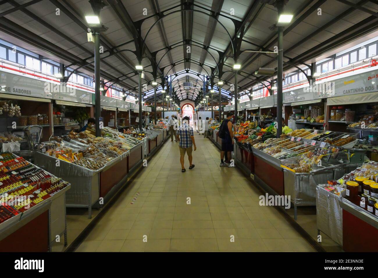 Markthalle und Stände, Loule, Faro Bezirk, Algarve, Portugal Stockfoto