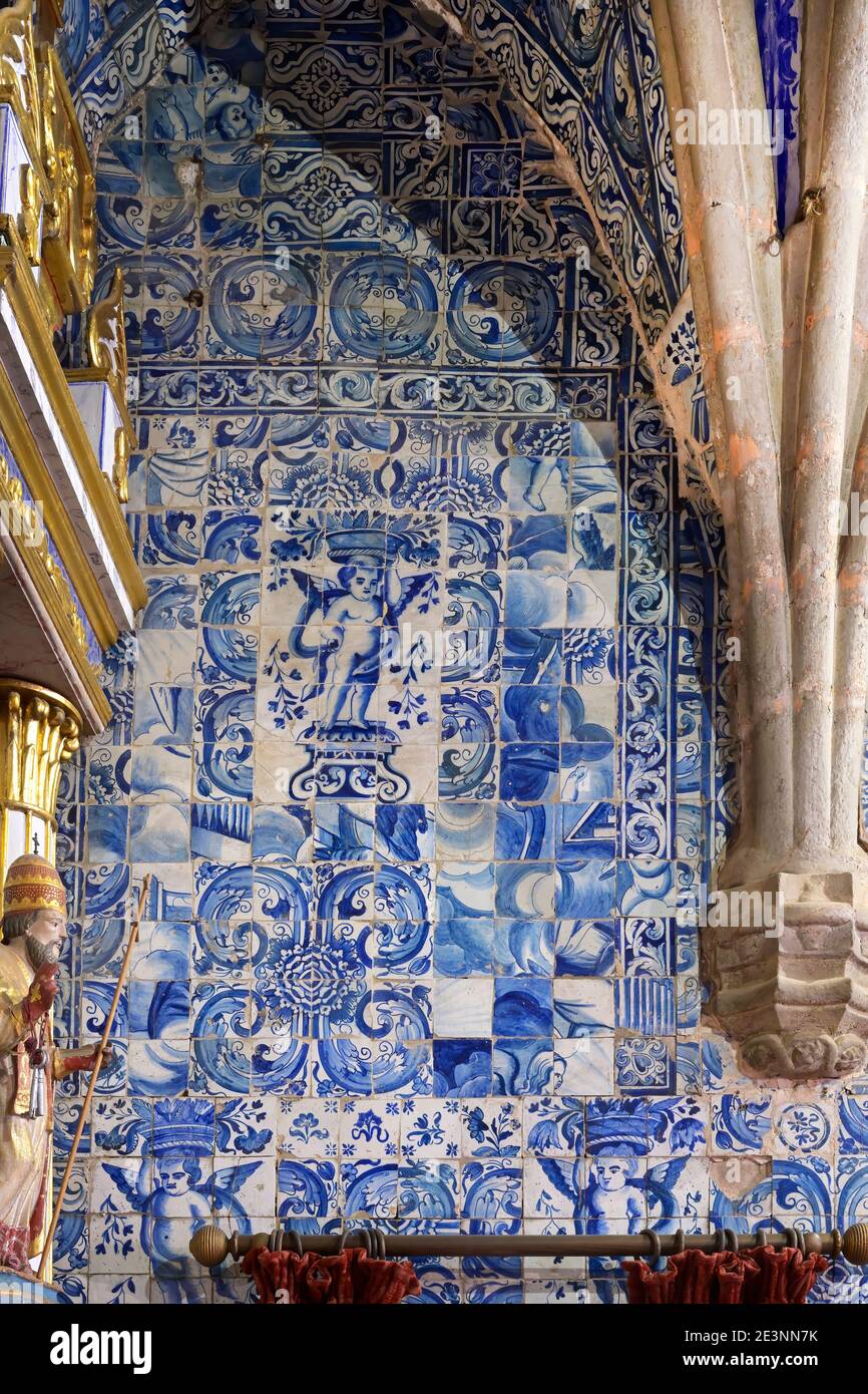 Bemalte Kacheln bedeckte Wände, Hauptchor und Kapelle, Maria Himmelfahrt Kirche, Alte, Loule, Algarve, Portugal Stockfoto