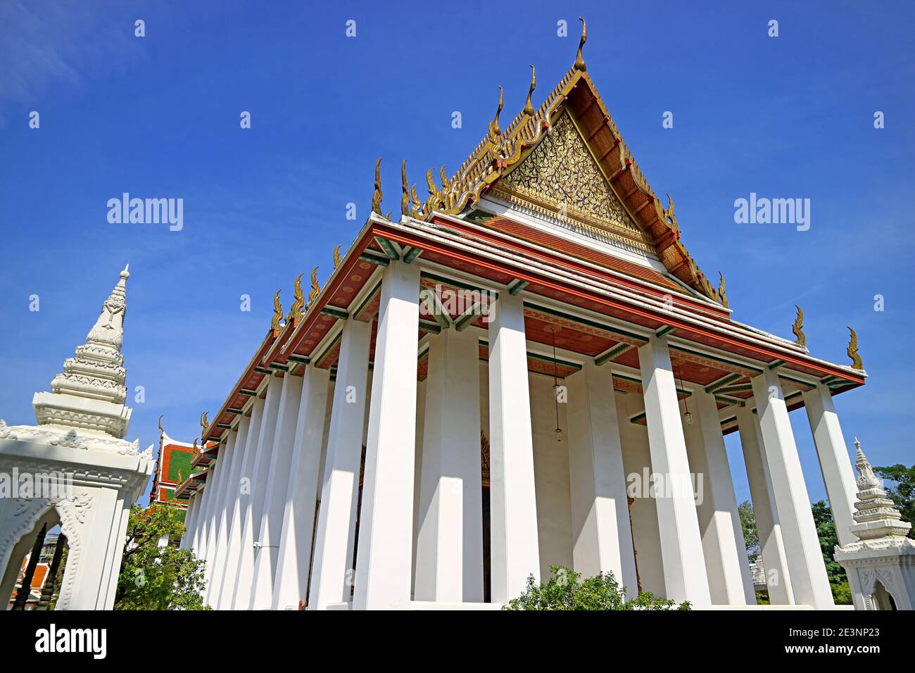 Atemberaubende Fassade des gewöhnlichen Hall des Wat Ratchanatdaram Temple auf Rattanakosin Insel Bangkok, Thailand Stockfoto
