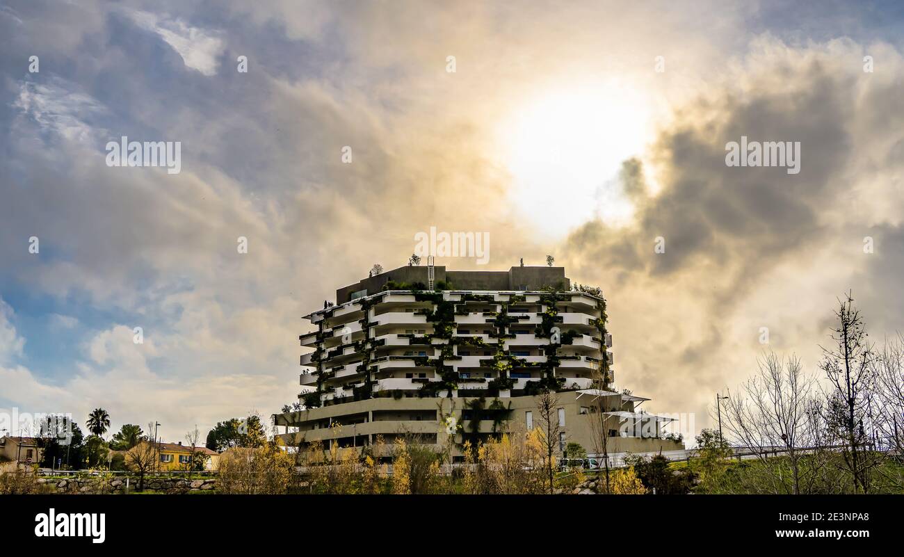 Modernes, umweltfreundliches Apartmentgebäude in Aiguerelles, Montpellier, Frankreich - Stadtlandschaft. Stockfoto