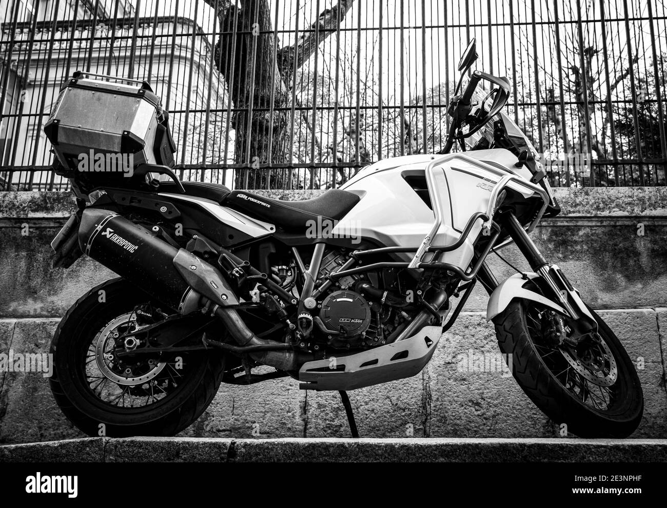 KTM Motorrad auf einer Straße in einer französischen Stadt - Schwarz und Weiß Stockfoto