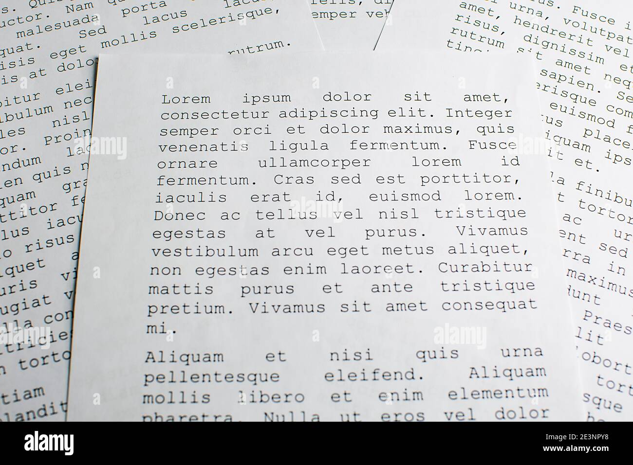 lorem ipsum dolor sit amet Konzept. Selektiver Fokus Foto von Papierblättern mit Publishing und Grafik-Design Platzhaltertext auf ihnen. Stockfoto