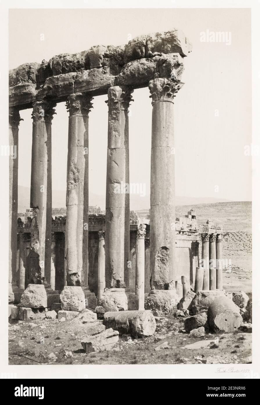 Vintage 19. Jahrhundert Foto: Francis Frith, Libanon. c.1857 - die großen Säulen und kleinere Tempel, Baalbec, Baalbek. Stockfoto